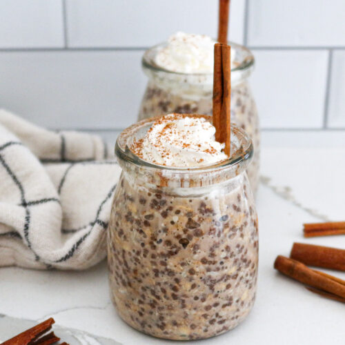 Cinnamon roll overnight oats in glass jars.