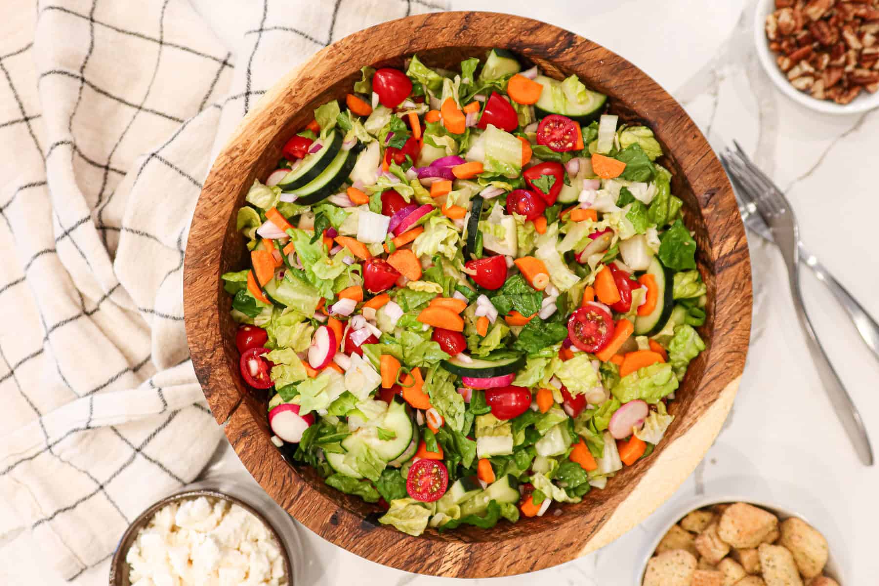 Garden salad in a wooden serving bowl.
